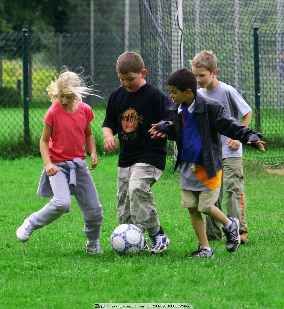 儿童踢球图片