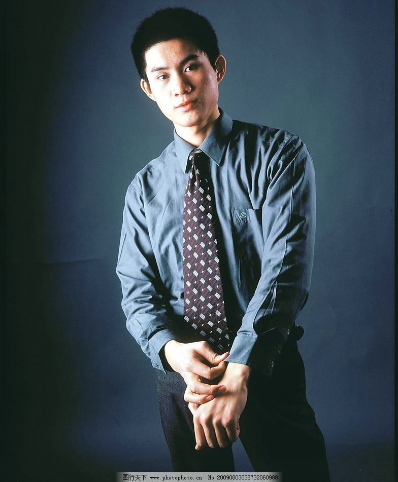 男人,男性,男士,猛男,帅哥,酷哥,有型,刚阳,强壮,青年,男子汉,刚毅,男模特,发型,服饰,男装,蓝灰衬衣,黑色西裤,领带,动作,动姿,手势,人物图库,男性男人,摄影图库,400DPI,JPG