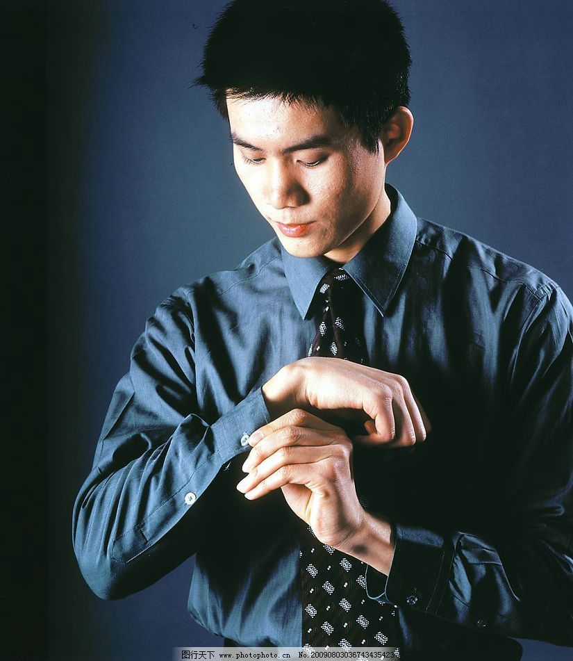 男人,男性,男士,猛男,帅哥,酷哥,有型,刚阳,强壮,青年,男子汉,刚毅,男模特,发型,服饰,男装,蓝灰衬衣,黑色西裤,领带,动作,动姿,手势,人物图库,男性男人,摄影图库,400DPI,JPG